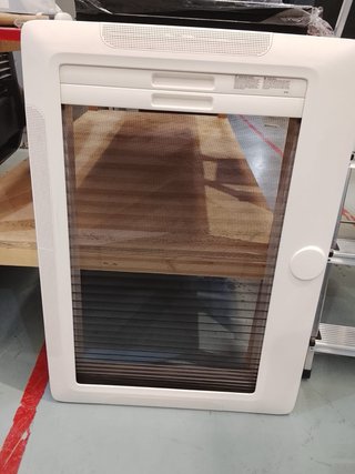 Embellecedor Dometic de claraboya con escurecedor