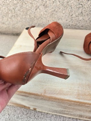 Sandalias Bebece Marrones Tacón Bajo