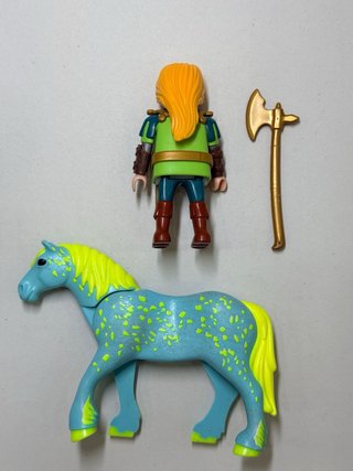 Playmobil Jinete Guerrero Elfo con Hacha y Espada