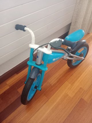 Bicicleta de equilibrio infantil azul