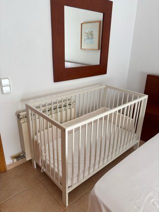 Cuna de bebé blanca