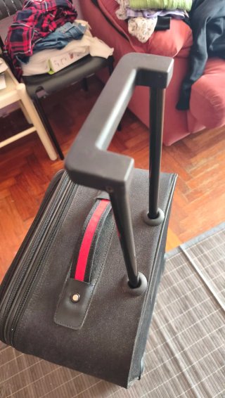 Maleta de viaje negra y roja