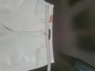 Pantalón corto vaquero desgarrado