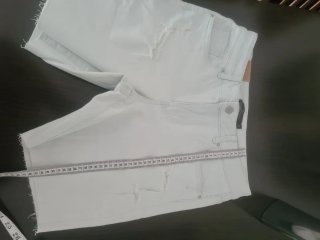 Pantalón corto vaquero desgarrado