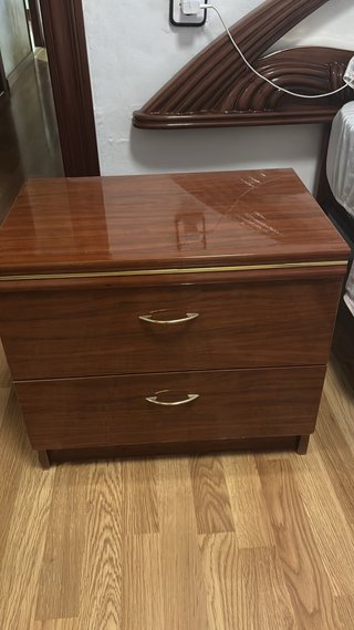 Cómoda de 3 cajones + 2 mesitas de noche + galán
