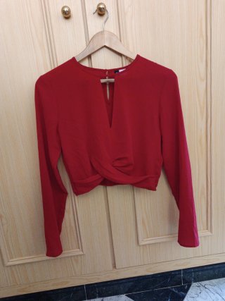 Blusa corta roja con escote en V