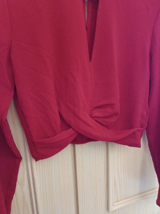 Blusa corta roja con escote en V