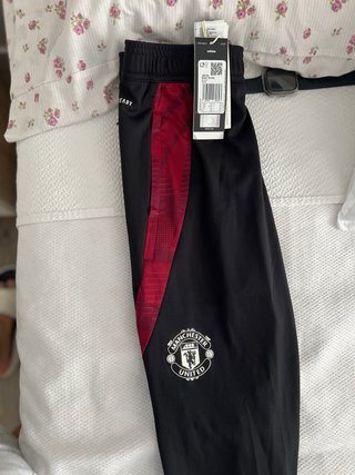 Pantalón Mánchester United Adidas Negro/Rojo