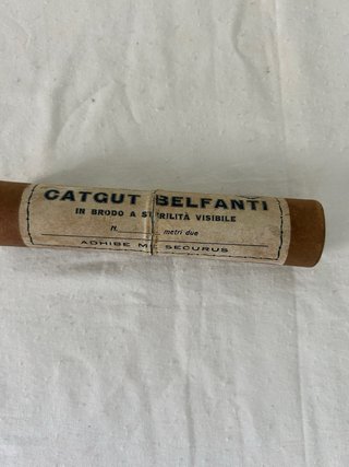 Scatola d'epoca per sutura medica