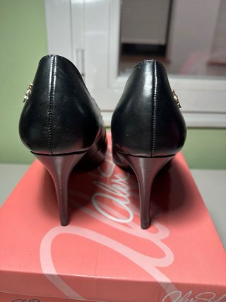 Zapatos de tacón de piel negros marca Menbur