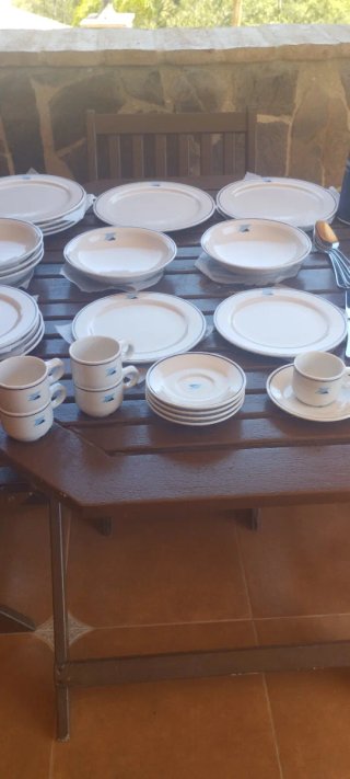 Vajilla y cubertería completa BIDASOA de porcelana