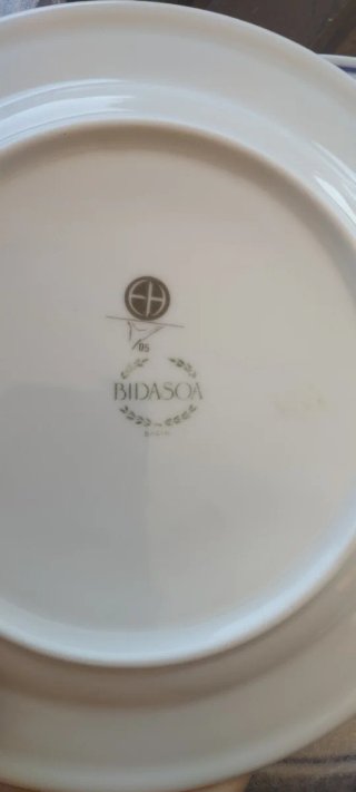 Vajilla y cubertería completa BIDASOA de porcelana