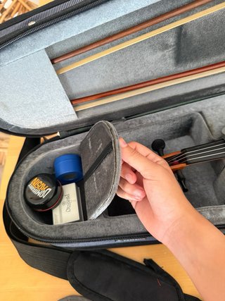 Violín Yamaha con funda, hombrera, resina y arcos.