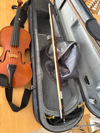 Violín Yamaha con funda, hombrera, resina y arcos.