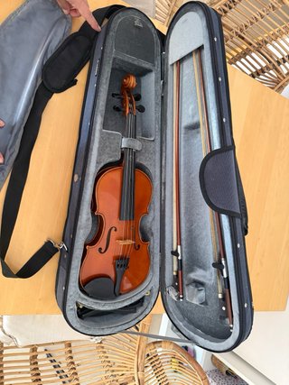 Violín Yamaha con funda, hombrera, resina y arcos.