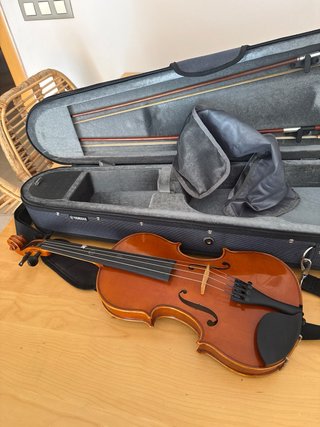 Violín Yamaha con funda, hombrera, resina y arcos.