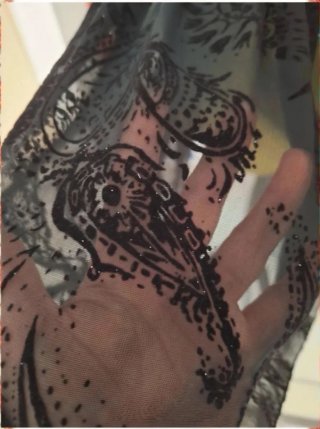 Falda Veneno en la Piel Midi Negra de Gasa Paisley