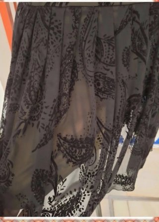 Falda Veneno en la Piel Midi Negra de Gasa Paisley