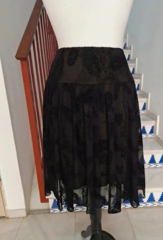 Falda Veneno en la Piel Midi Negra de Gasa Paisley