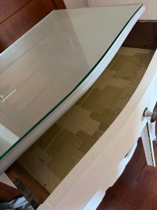 Mesita de noche antigua de madera y cristal