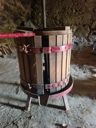 Prensa de vino de madera