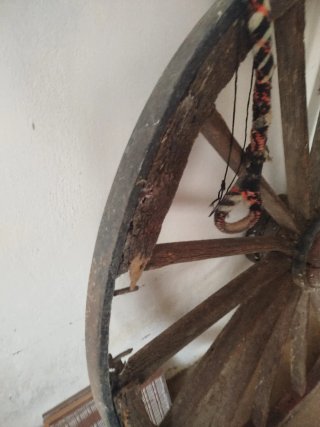 Rueda antigua de carro de madera