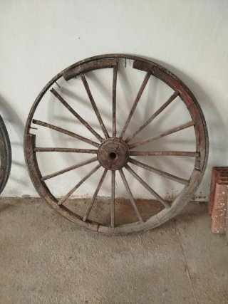 Rueda antigua de carro de madera