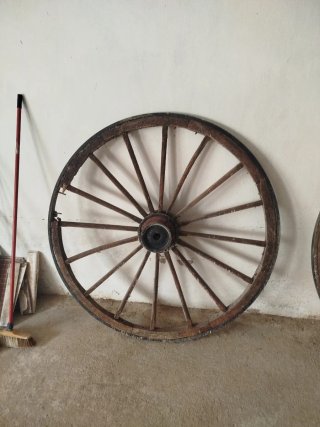 Rueda antigua de carro de madera