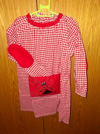 Bata escolar cuadros roja y blanca