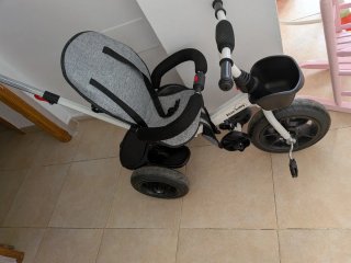 Triciclo infantil con manillar