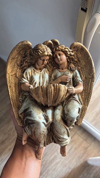 Benditera de escayola con ángel.