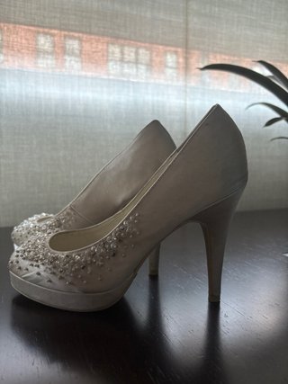 Zapatos de fiesta Menbur beige con pedrería