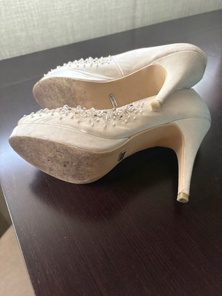 Zapatos de fiesta Menbur beige con pedrería