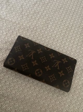 Portafoglio Louis Vuitton marrone con bottone aran