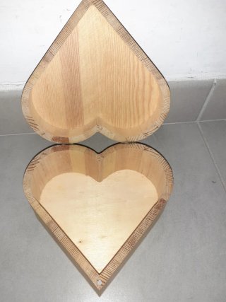 Scatola a forma di cuore in legno