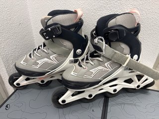 Patines en línea grises y negros + protecciones