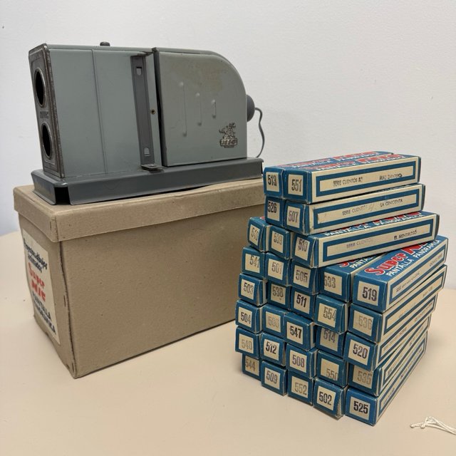 Antiguo cine proyector NIC con 31 peliculas y caja