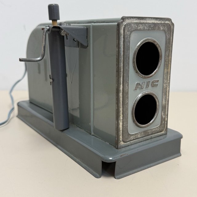 Antiguo cine proyector NIC con 31 peliculas y caja
