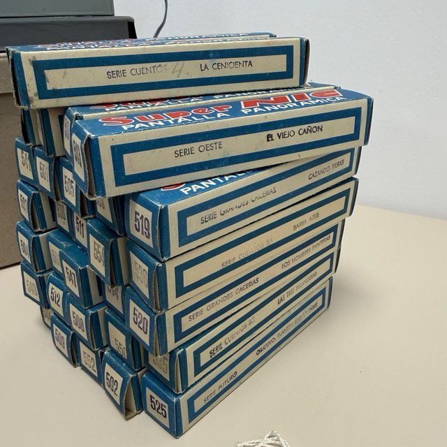 Antiguo cine proyector NIC con 31 peliculas y caja