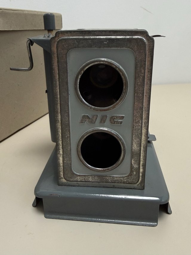 Antiguo cine proyector NIC con 31 peliculas y caja