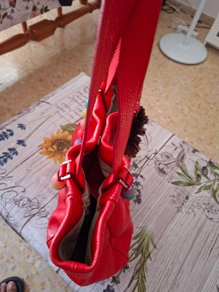 Bolso rojo con abalorios