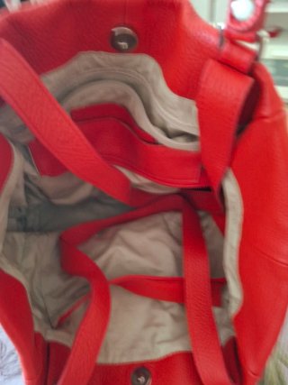 Bolso rojo con abalorios