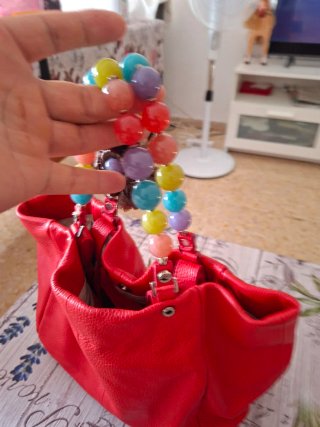 Bolso rojo con abalorios