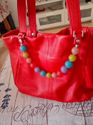 Bolso rojo con abalorios