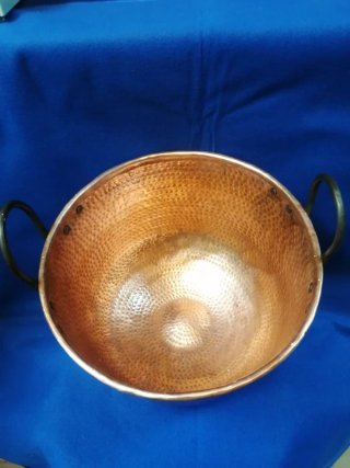 Caldero de cobre repujado con asas