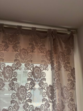 2 Cortinas Beige/topo Bordada con flor.