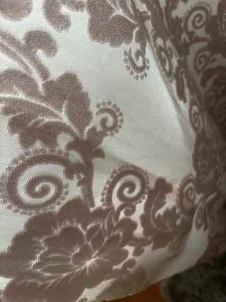 2 Cortinas Beige/topo Bordada con flor.