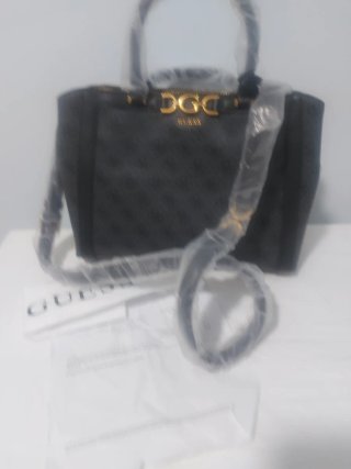 Borsa Guess tracolla nera e oro