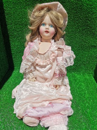 Preciosa muñeca antigua de porcelana