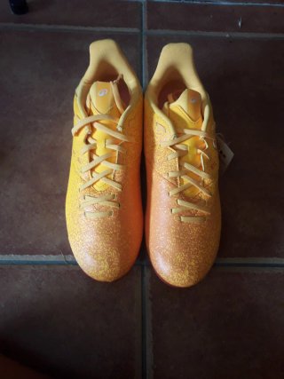 Zapatos de fútbol Kipsta nuevos